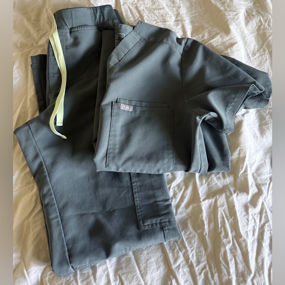 Figs Men's Cargo Pants and top